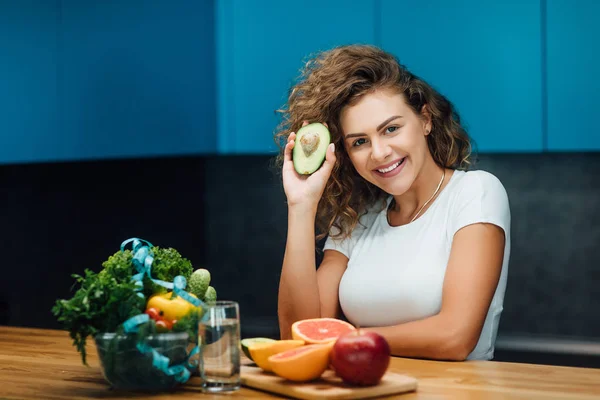 Hermosa Mujer Con Comida Verde Saludable Cocina Moderna — Foto de Stock