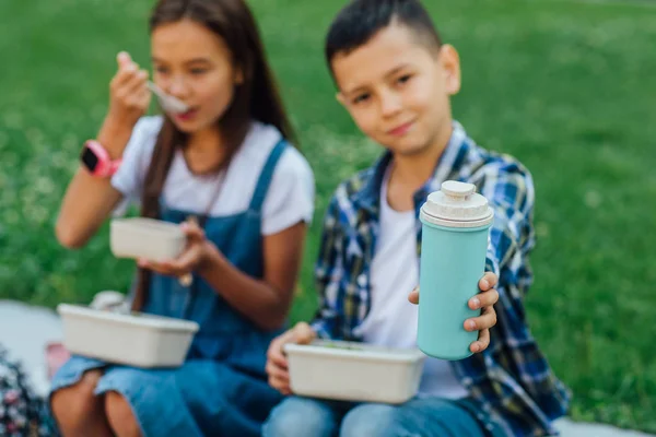 Duas Crianças Pequenas Almoçando Perto Escola Foco Seletivo — Fotografia de Stock