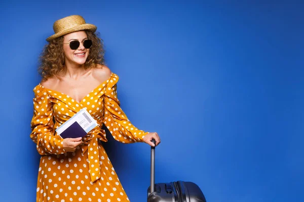 Surprised Woman Vintage Dress Stay Background Holding Suitcase Ant Ticket — 스톡 사진