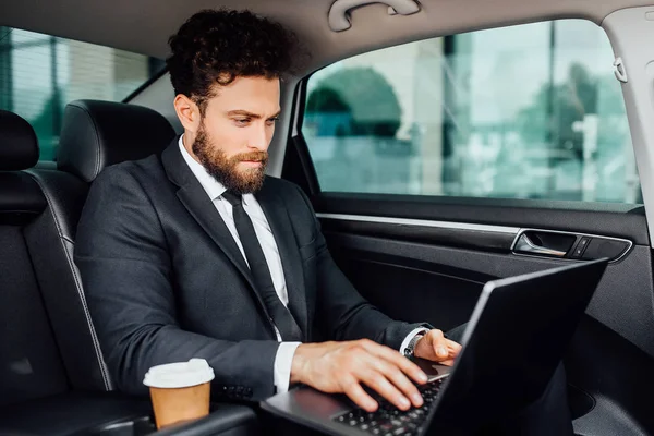 Schöner Junger Geschäftsmann Der Auto Fährt Selektiver Fokus — Stockfoto