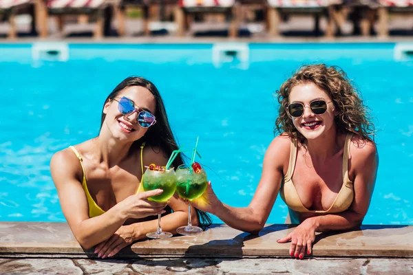 Dos Hermosas Mujeres Relajándose Piscina — Foto de Stock