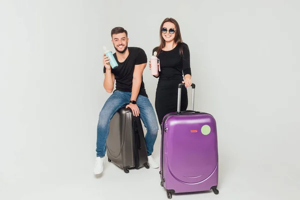 Casal Feliz Com Passagens Aéreas Térmicas Passaporte Fundo Cinza — Fotografia de Stock