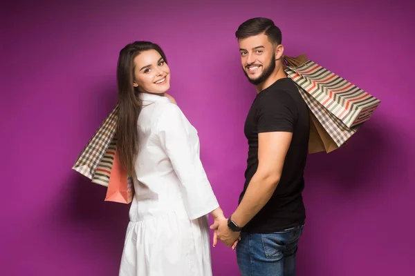 Casal Feliz Com Sacos Compras Perto Outro Sorrindo — Fotografia de Stock