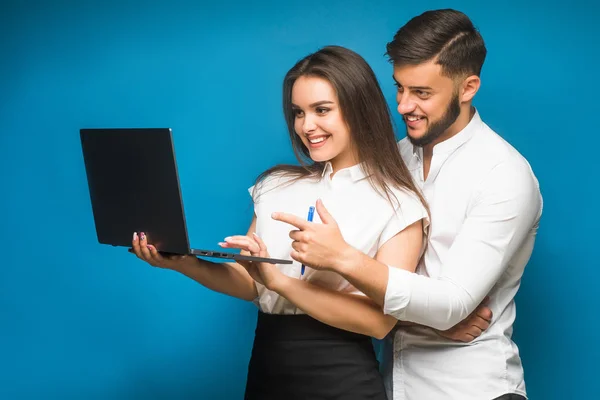 Retrato Feliz Pareja Joven Sobre Fondo Azul — Foto de Stock