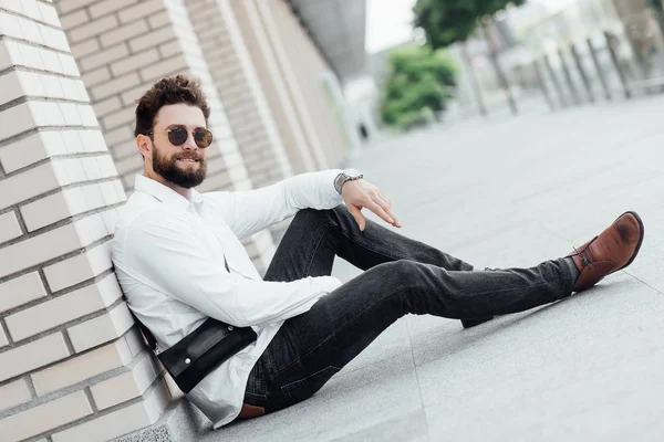 Barbudo Hombre Con Estilo Calle Enfoque Selectivo —  Fotos de Stock