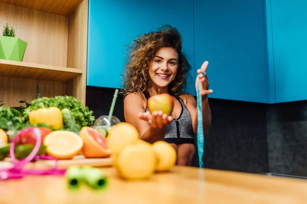 Bella Donna Con Cibo Verde Sano Cucina Moderna — Foto Stock