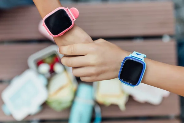 Close Van Kinderen Met Behulp Van Smartwatches Selectieve Focus — Stockfoto