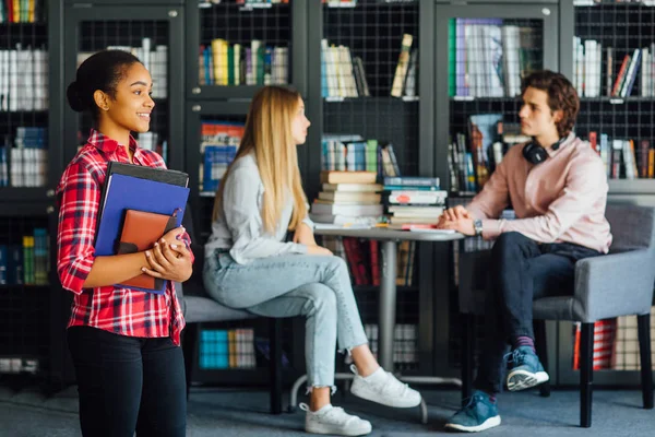 Trois Étudiants Heureux Apprendre Bibliothèque Accent Sélectif — Photo