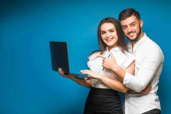 Retrato Feliz Pareja Joven Sobre Fondo Azul — Foto de Stock