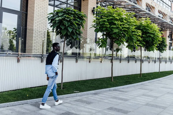 Sokakta gülümseyen mutlu genç adam, seçici odaklanma 