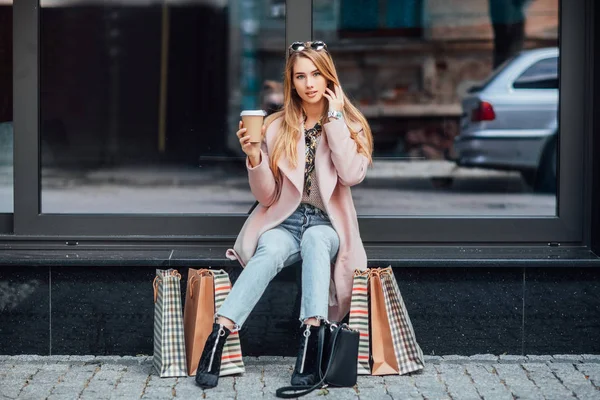 Mooie Jonge Blonde Vrouw Met Boodschappentassen Selectieve Focus — Stockfoto