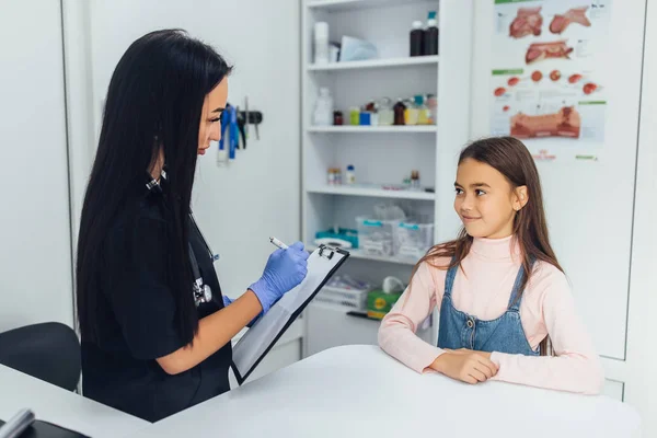 Bruneta Lékař Dívkou Veterinární Klinice Selektivní Zaměření — Stock fotografie