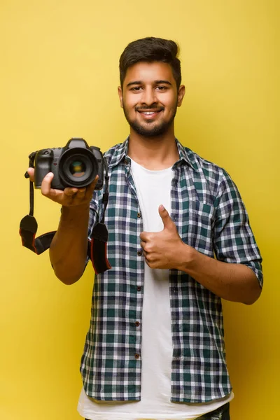 Jong Lachend Professioneel Fotograaf Wit Shirt Met Digitale Camera — Stockfoto