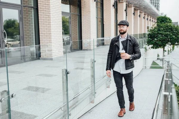 Barbudo Hombre Con Estilo Calle Enfoque Selectivo —  Fotos de Stock