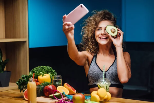 Hermosa Mujer Con Comida Verde Saludable Cocina Moderna — Foto de Stock