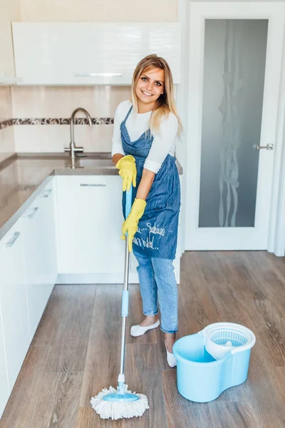 若い女性は台所を掃除し — ストック写真