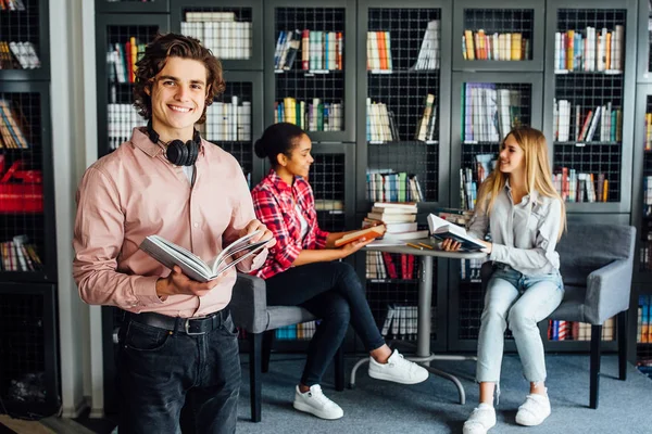 Troje Szczęśliwych Studentów Uczących Się Bibliotece Wybiórcze Skupienie — Zdjęcie stockowe