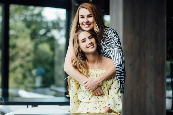 Felice Bella Mamma Figlia Riposando Sulla Terrazza Estiva Caffè — Foto Stock