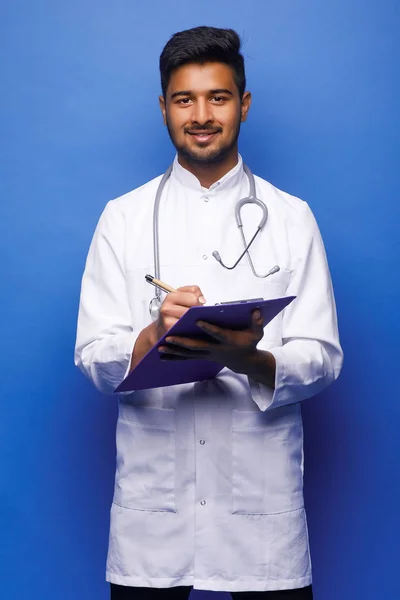 Profese Koncept Zdravotní Péče Usmívající Indický Lékař Bílém Plášti Stetoskopem — Stock fotografie