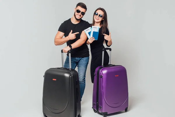 Lächelndes Junges Glückliches Paar Mit Koffern Und Ticket Isoliert Auf — Stockfoto