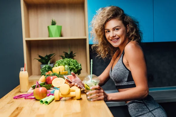 Hermosa Mujer Con Comida Verde Saludable Cocina Moderna — Foto de Stock