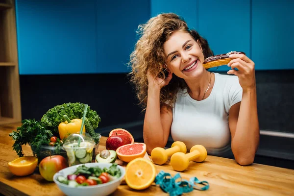 Hermosa Mujer Con Comida Verde Saludable Cocina Moderna — Foto de Stock