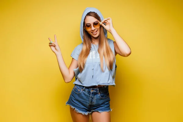 Atractiva Mujer Posando Sobre Fondo Amarillo — Foto de Stock