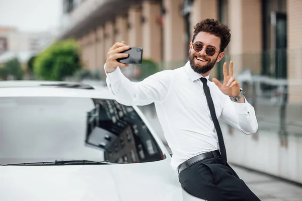 Schöner Junger Geschäftsmann Der Nähe Eines Neuen Weißen Autos Selektiver — Stockfoto