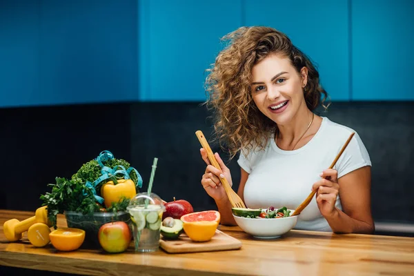 Piękna Kobieta Zdrowym Zielonym Jedzeniem Nowoczesnej Kuchni — Zdjęcie stockowe