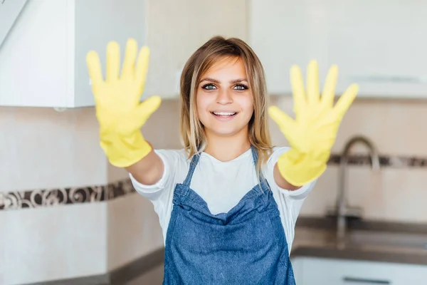 ブロンドときれいな女性から清掃会社の制服準備ができて部屋を掃除するために — ストック写真