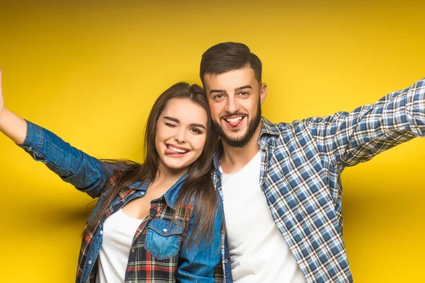 Alegre Pareja Joven Sobre Fondo Amarillo — Foto de Stock