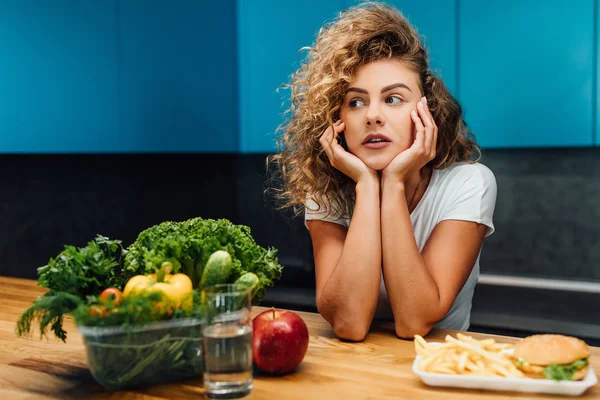 Bella Donna Con Cibo Verde Sano Cucina Moderna — Foto Stock