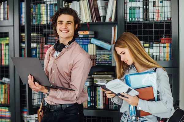 Dois Estudantes Biblioteca Universitária Foco Seletivo — Fotografia de Stock