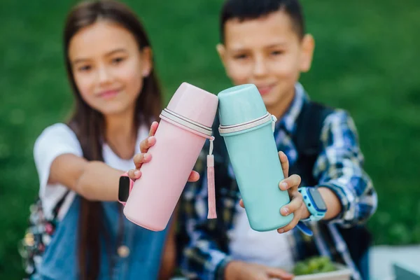 Zwei Kleine Kinder Beim Mittagessen Der Nähe Der Schule Selektiver — Stockfoto