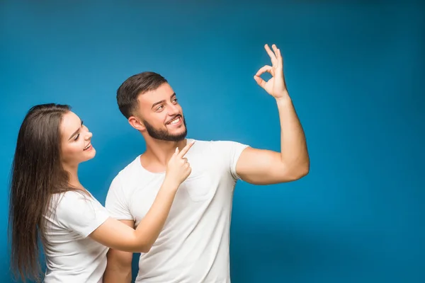 Retrato Feliz Jovem Casal Contra Fundo Azul — Fotografia de Stock