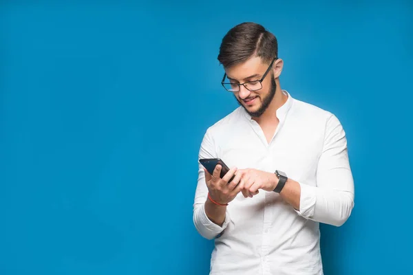 Uomo Affari Che Utilizza Cellulare App Sms Sfondo Blu — Foto Stock
