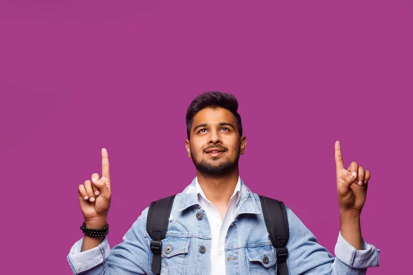 Niedlicher Indischer Mann Auf Violettem Hintergrund — Stockfoto