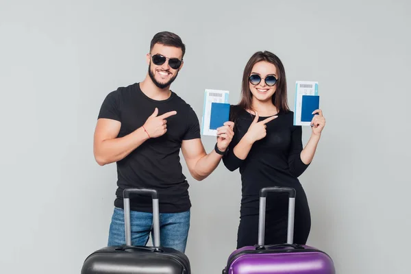Dois Viajantes Felizes Com Passaportes Passagens Aéreas Bagagem Fundo Cinza — Fotografia de Stock