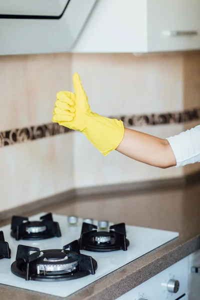 Close Dona Casa Usando Luvas Com Polegar Para Cima — Fotografia de Stock