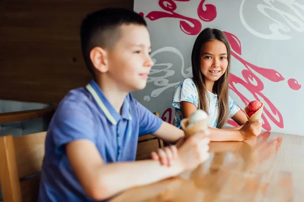 Junge Und Mädchen Essen Frisches Eis Selektiver Fokus — Stockfoto
