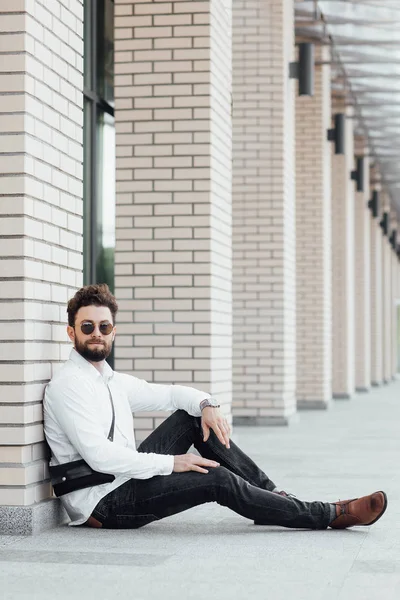 Homme Élégant Barbu Dans Rue Foyer Sélectif — Photo