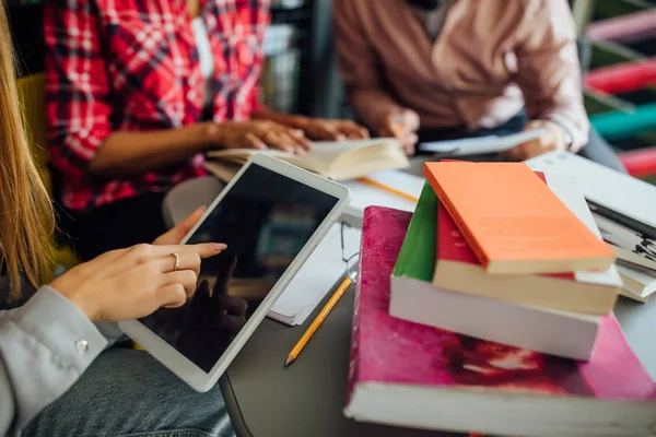 Tiga Siswa Bahagia Belajar Perpustakaan Fokus Selektif — Stok Foto