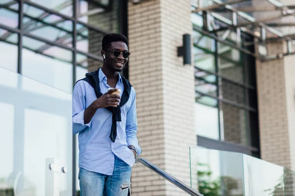 Jovem Feliz Sorrindo Rua Foco Seletivo — Fotografia de Stock