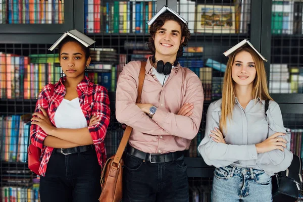 Három Boldog Diák Tanul Könyvtárban Szelektív Fókusz — Stock Fotó