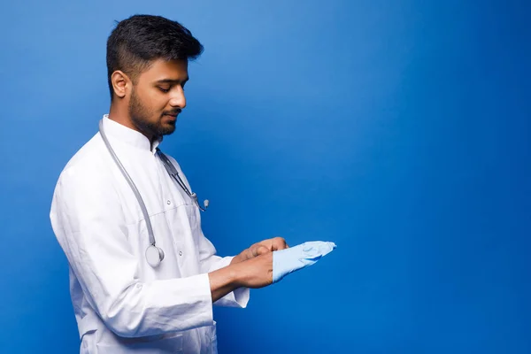 Indický Lékař Bílém Kabátě Modrém Pozadí — Stock fotografie
