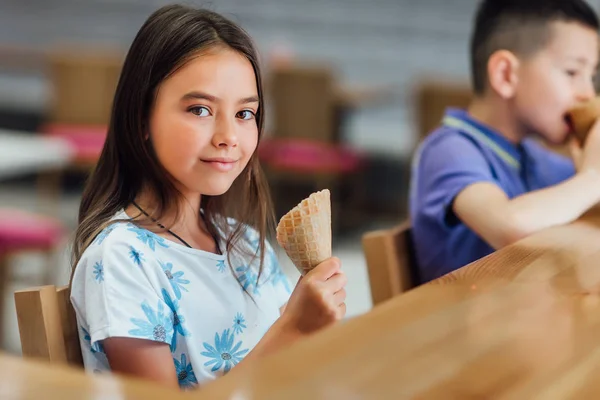 Junge Und Mädchen Essen Frisches Eis Selektiver Fokus — Stockfoto