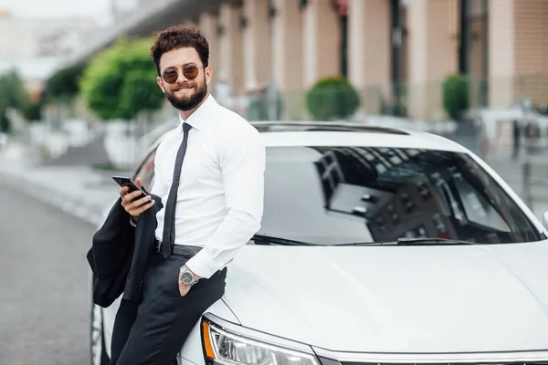 Guapo Joven Hombre Negocios Cerca Nuevo Coche Blanco Enfoque Selectivo — Foto de Stock