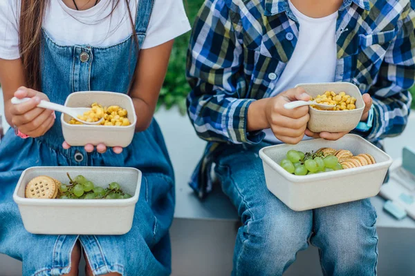 Bambini Durante Pranzo All Aperto Attenzione Selettiva — Foto Stock