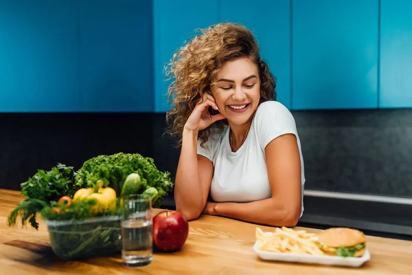 Hermosa Mujer Con Comida Verde Saludable Cocina Moderna —  Fotos de Stock