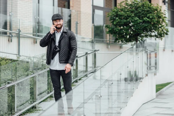 Hombre Elegante Usando Teléfono Aire Libre Enfoque Selectivo — Foto de Stock